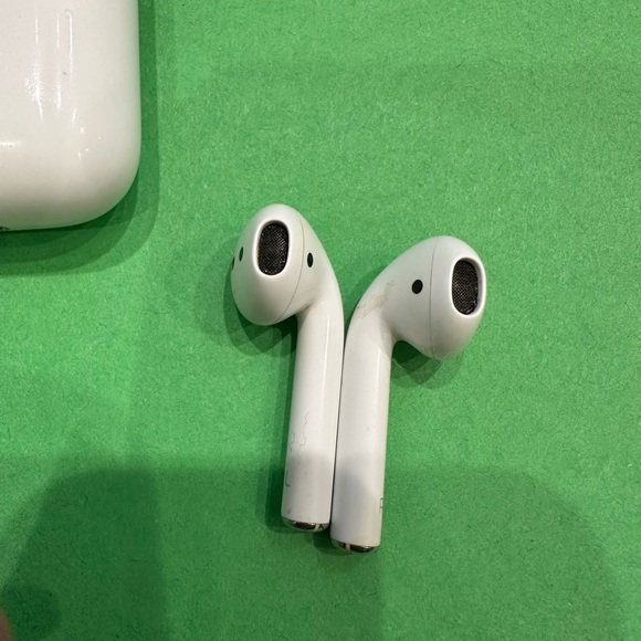 Apple AirPods 2nd generation - Picture 3 of 8